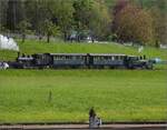 Shuttleservice beim Brauereifest Feldschlösschen. 

Das werkseigene Chnurrli E 2/2 5666 mit den Sihlthaler Plattform-Zweiachsern und E 3/3 8512 sind als Pendelzug unterwegs. Rheinfelden, April 2023.