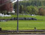 Eigentlich nur mal schnell nachsehen, ob in Rheinfelden gerade interessante Loks rumstehen. Nein stehen nicht aber dampfen... Da war doch das Brauereifest im Feldschlösschen und die letzten Fahrten haben tatsächlich das späte nur einmal Schauen herrlich versüsst.

Das werkseigene Chnurrli E 2/2 5666 der Brauerei Feldschlösschen mit den Sihlthaler Plattform-Zweiachsern und E 3/3 8512 sind als Pendelzug unterwegs. Rheinfelden, April 2023.