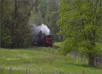 Vapeur Val-de-Travers: Train  Au fil de l'Areuse .

E 3/3 8511 umfhrt das Landhaus Le Marais zwischen Mtiers und Couvet. Mai 2023.