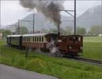 Vapeur Val-de-Travers: Train  Au fil de l'Areuse .

E 3/3 8511 umfhrt das Landhaus Le Marais zwischen Mtiers und Couvet. Mai 2023.