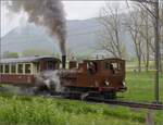 Vapeur Val-de-Travers: Train  Au fil de l'Areuse .

E 3/3 8511 umfhrt das Landhaus Le Marais zwischen Mtiers und Couvet. Mai 2023.