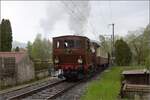 Vapeur Val-de-Travers: Train  Au fil de l'Areuse .

Ausfahrt mit gestrten Bahnbergngen fr E 3/3 8511 aus Mtiers. Mai 2023.