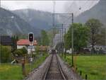 Vapeur Val-de-Travers: Train  Au fil de l'Areuse .

Nach Mtiers das Gegenteil, E 3/3 8511 kommt nur ein paar Meter aus dem Bahnhof rausgefahren. Offensichtlich gab es technische Probleme. Mai 2023.