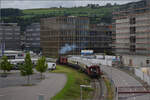 Der Museumszug der Sursee-Triengen-Bahn mit Tigerli E 3/3 8522 im Industriegebiet von Sursee. August 2024.