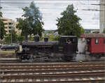 Nach Einfahrt des RABe 511 049 kann es endlich losgehen. E 3/3 8522 kann den Zug zum Einstieg am Bahnsteig in Sursee bereitstellen. August 2024.