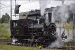 Das Tigerli E 3/3 8522 umfhrt den Museumszug der Sursee-Triengen-Bahn in Sursee. Dabei gilt es den Regelverkehr zu beachten, und der ist mit zahlreichen Zgen auf der Strecke unterwegs. Allerdings ist Geduld nicht die Strke eines jeden Bsi und so randaliert das Tigerli ordentlich, bevor es weiter rangieren darf. August 2024.