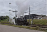 Das Tigerli E 3/3 8522 umfhrt den Museumszug der Sursee-Triengen-Bahn in Sursee. Dabei gilt es den Regelverkehr zu beachten, und der ist mit zahlreichen Zgen auf der Strecke unterwegs. Allerdings ist Geduld nicht die Strke eines jeden Bsi und so randaliert das Tigerli ordentlich, bevor es weiter rangieren darf. August 2024.