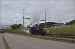 Das Tigerli E 3/3 8522 umfährt den Museumszug der Sursee-Triengen-Bahn in Sursee.