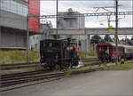 Das Tigerli E 3/3 8522 umfährt den Museumszug der Sursee-Triengen-Bahn in Sursee.