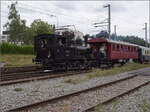 Der Museumszug der Sursee-Triengen-Bahn mit Tigerli E 3/3 8522 erreicht die SBB-Strecke in Sursee. August 2024.