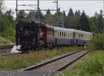 Der Museumszug der Sursee-Triengen-Bahn mit Tigerli E 3/3 8522 erreicht die SBB-Strecke in Sursee. August 2024.