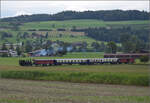 Der Museumszug der Sursee-Triengen-Bahn mit Tigerli E 3/3 8522 bei Geuensee.