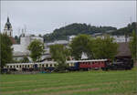 Der Museumszug der Sursee-Triengen-Bahn mit Tigerli E 3/3 8522 beim Flugplatz Triengen. August 2024.