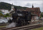 E 3/3 8522 rangiert vor ihren Zug. Triengen, August 2024.