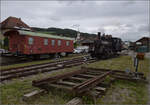 E 3/3 8522 rangiert vor ihren Zug. Links steht mit WR3 34 ein Rottenwagen der SBB, der im Jahr 2000 zur ST kam. Dieser Wagen wurde 1912 von den SWS an die SBB geliefert. Triengen, August 2024.