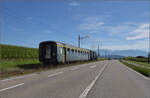 E 3/3 'Beinwyl' der Seethalbahn mit dem SBB-Gepäckwagen F 16847 und dem EW I der BLS A 801 beim Kieswerk Ballwil.