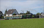 E 3/3 'Beinwyl' der Seethalbahn mit dem SBB-Gepäckwagen F 16847 und dem EW I der BLS A 801 fährt die Rampe aus Hochdorf Richtung Luzern hoch.