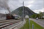 Vapeur Val-de-Travers: Train du Terroir.

E 3/3 8511 wartet in Fleurier auf den Gegenzug. Mai 2023. 