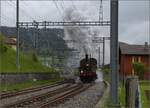 e-33-3/813308/vapeur-val-de-travers-train-au-fil-de Vapeur Val-de-Travers: Train 'Au fil de l'Areuse'.

Ausfahrt von E 3/3 8511 aus Travers. Mai 2023.