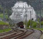 e-33-3/813312/vapeur-val-de-travers-train-au-fil-de Vapeur Val-de-Travers: Train 'Au fil de l'Areuse'.

Ausfahrt von E 3/3 8511 aus Travers. Mai 2023.