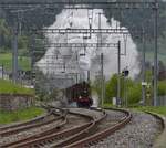 Vapeur Val-de-Travers: Train  Au fil de l'Areuse .

Ausfahrt von E 3/3 8511 aus Travers. Mai 2023.