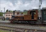 Vapeur Val-de-Travers: Train  Au fil de l'Areuse .

E 3/3 8511 rangiert in Travers an ihren Zug. Mai 2023.