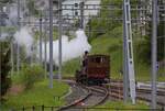 Vapeur Val-de-Travers: Train  Au fil de l'Areuse .

E 3/3 8511 rangiert in Travers an ihren Zug. Mai 2023.