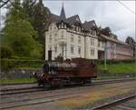 Vapeur Val-de-Travers: Train  Au fil de l'Areuse .

E 3/3 8511 umfhrt in Travers ihren Zug. Mai 2023.