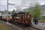 Vapeur Val-de-Travers: Train  Au fil de l'Areuse .

Vorbereitungen zum Wasserfassen fr E 3/3 8511. Travers, Mai 2023.