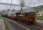 Vapeur Val-de-Travers: Train  Au fil de l'Areuse .

Ankunft von E 3/3 8511 in Travers. Mai 2023.