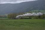 Vapeur Val-de-Travers: Train  Au fil de l'Areuse .

E 3/3 8511 nimmt zwischen La Presta und Travers Anlauf fr die Steigung. Mai 2023.