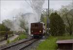 Vapeur Val-de-Travers: Train  Au fil de l'Areuse .

Nach Mtiers das Gegenteil, E 3/3 8511 kommt nur ein paar Meter aus dem Bahnhof rausgefahren. So gibt es eben ein paar Extrabilder. Mai 2023.