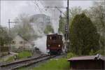 Vapeur Val-de-Travers: Train  Au fil de l'Areuse .

Nach Mtiers das Gegenteil, E 3/3 8511 kommt nur ein paar Meter aus dem Bahnhof rausgefahren. Offensichtlich gab es signaltechnische Probleme. Mai 2023.