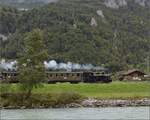 g-34-sbb-14/802170/ballenberg-dampfbahn-nach-innertkircheng-34-208 Ballenberg Dampfbahn nach Innertkirchen.

G 3/4 208 entlang der Aare durch das Haslital, Oktober 2019.