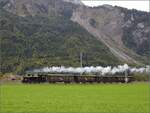 g-34-sbb-14/802184/ballenberg-dampfbahn-nach-innertkircheng-34-208 Ballenberg Dampfbahn nach Innertkirchen.

G 3/4 208 entlang der Aare durch das Haslital mit dem Ballenberg im Nacken des Fotografen. Oktober 2019. 