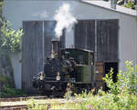 Vor sich hin dampfend steht HG 2/3 6 'Weisshorn' vor der Remise in Gletsch.