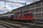 Re 4/4 10009 ist mit dem Swiss Train Bleu in Klus abgestellt.
