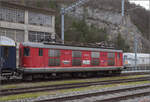 Re 4/4 10009 ist mit dem Swiss Train Bleu in Klus abgestellt. April 2024.
