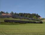 Dampftage Huttwil mit frisch genesenem Bubikopf. 

64 518 und Re 4/4 I 10034 mit einem erstklassigen Schnellzugwagen und zwei Silberlingen der DB. In Griessbachmatten kann man die Vorbeifahrt von Gammenthal bis Griesbach genießen. Oktober 2023.