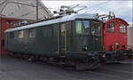 Re 4/4 10009 ist vor der Werkstatt in Balsthal abgestellt.