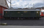 Re 4/4 10009 ist vor der Werkstatt in Balsthal abgestellt. April 2024.