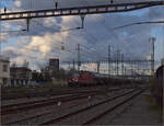 Überraschung am Abend, Re 4/4 II 11118 von SBB Personenverkehr in Diensten der SBB Cargo.