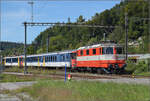 150 Jahre Tsstalbahn.

Die Swiss-Express-Lok Re 4/4 II 11141 muss an diesem Tag RBe 540 074 als Steuerwagenersatz untersttzen. Der etwas schrge Pendelzug rangiert in Bauma, um sich auf die Fahrt auf der eigentlichen Jubilarin zu begeben. September 2025.