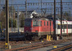 Re 4/4 II 11304 ist in Biel geparkt.