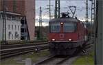 4-420-re-420-re-44/800440/re-44-ii-11156-umfaehrt-in Re 4/4 II 11156 umfährt in Singen ihren Zug. Januar 2023.