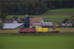 Auf der Schweizer Gubahn.

Re 4/4 II 11299 mit dem Arbeitswagen XTmas 99 85 9236 519-6 CH-SBBI 'Sntis' auf dem Weg nach Solothurn. Niederbipp, Oktober 2024.