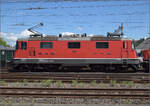 Re 4/4 II 11158 bringt Ee 922 006 Richtung Bern.