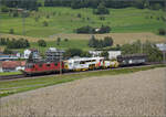 Re 4/4 II 11267 mit der Duolino 2 von Rhomberg-Sersa (40 85 9581 925-6 CH RSRM) und ihrem Materialwagen.