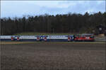 Re 420 218 schiebt das Lion-Sandwich mit der führenden Re 420 219 nach Zürich zurück. Marthalen, März 2017.