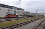Re 4/4 11172 mit einem Ersatzzug nach Zürich. Man beachte den stilreinen Wagenpark aus EW I. März 2017.